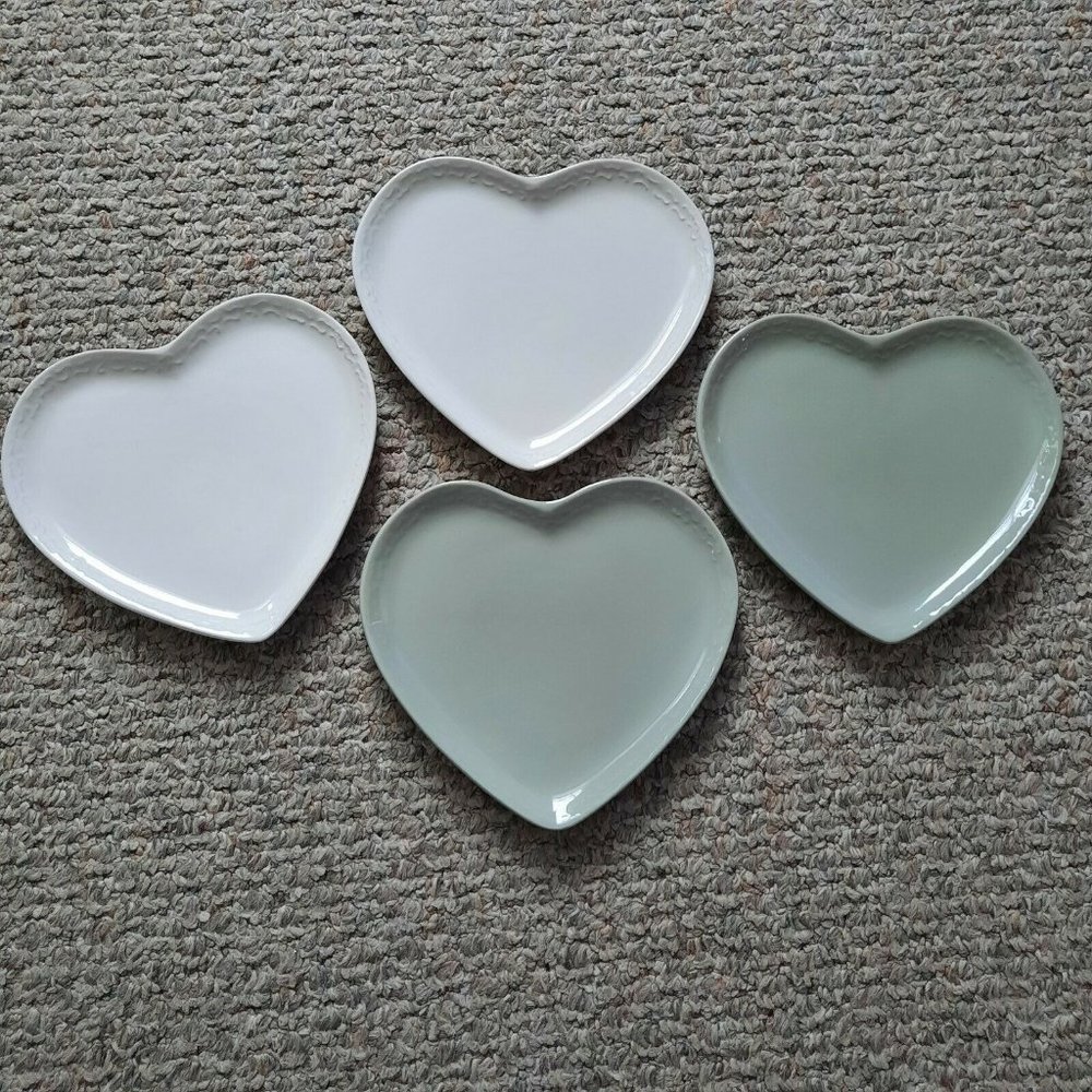 NOS the homemaker idea co set of 4 heart shaped ceramic plates. 2 green, 2 white